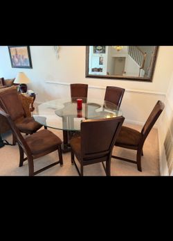 6-Piece Glass Dining Set – Excellent Condition-Pick up only