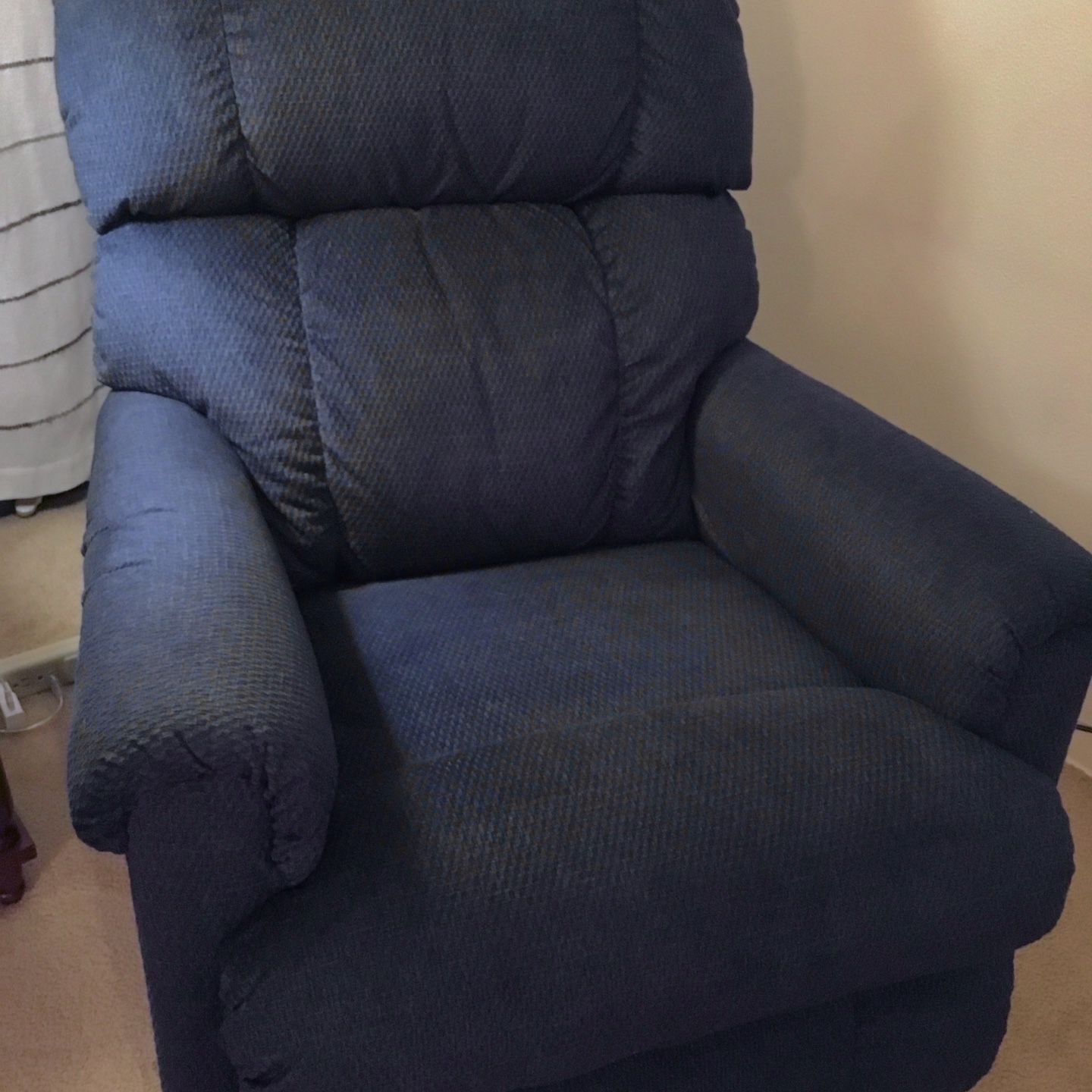 LIKE BRAND NEW  /  NO FLAWS  /  VERY LIGHTLY USED FOR SHORT PERIOD OF TIME  /   $450-----LAZY BOY POWER RECLINER WITH LUMBAR SUPPORT