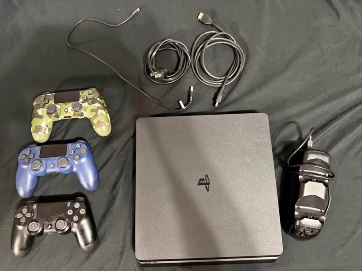 Ps4 Silm 800 GB, 2 PS4 Controllers, And 1 Fifine Microphone, And 1 Gaming Headset