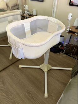 Halo Bassinet Swivel Sleeper w/ removable newborn insert