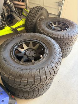 35"Method Wheels and Toyo Tires