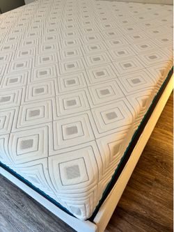 King Size Sealy Memory Foam Mattress & Boxspring