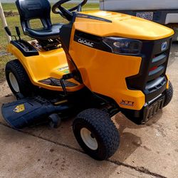 CUB CADET XT1 RIDING MOWER GREAT CONDITION 
