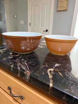 2 vintage Pyrex bowl 2,5 Qt and 1,5 qt