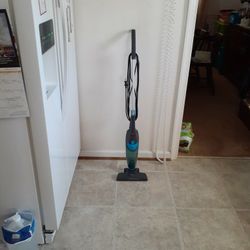 BISSELL VACUMM CLEANER  Light WEIGHT. $12.