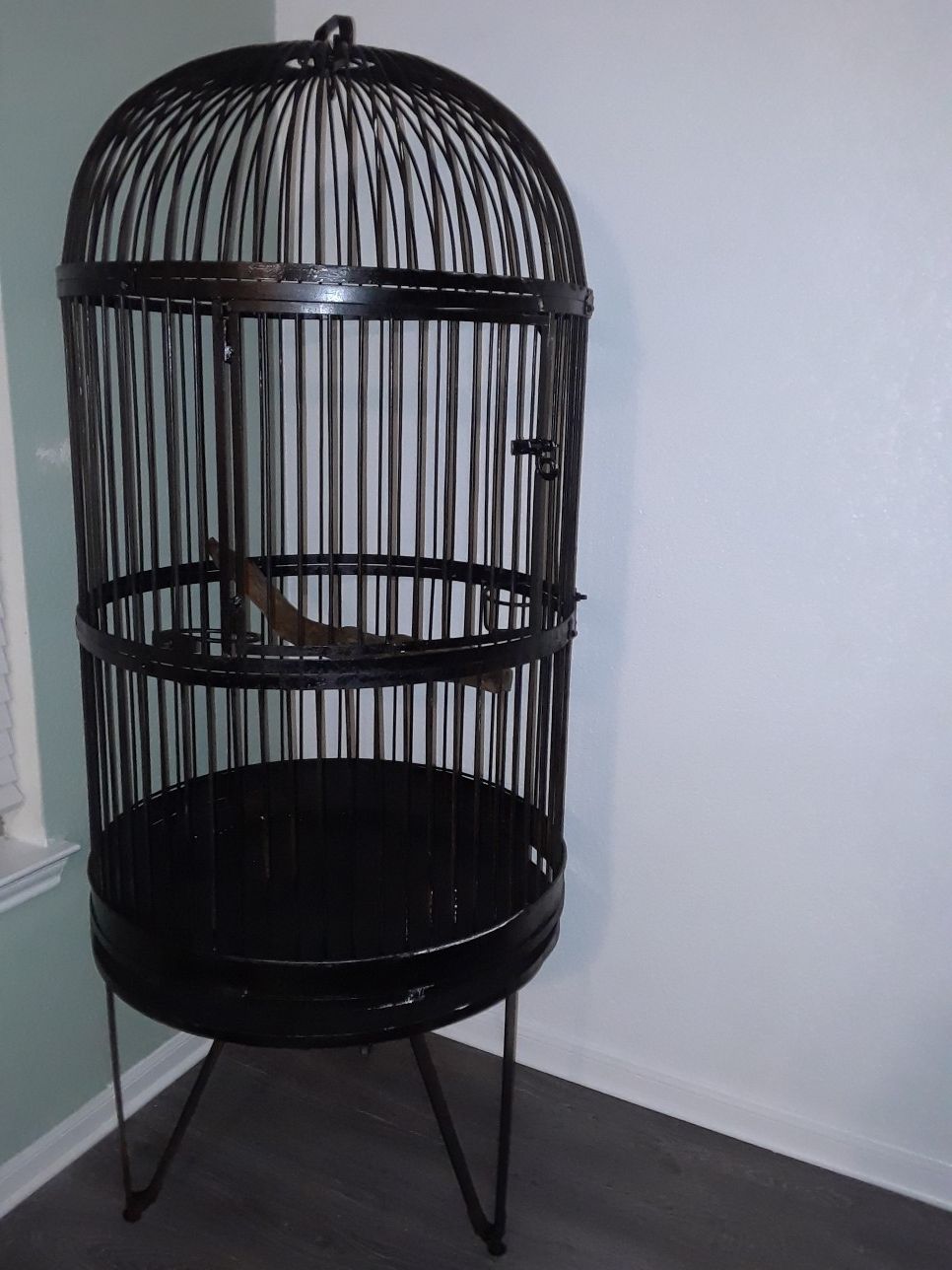 Bird cage with stand no pull out tray for news paper