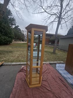 Beautiful Mirrored Curio Cabinet/ Display / Shelf/ Shelving with 4 shelves and Illumination