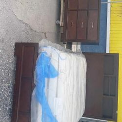 Juego de cama full con su tocador box spring y colchón se la llevamos asta su casa