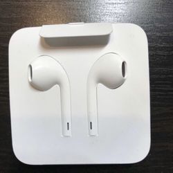 Apple EarPods with Lightning Connector w/ Remote and Mic.