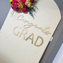 Backdrop & Floral Arrangement 
