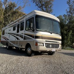 2005 Bounder By Fleetwood