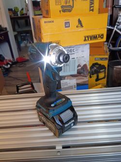 Makita 40V Impact Driver with Battery