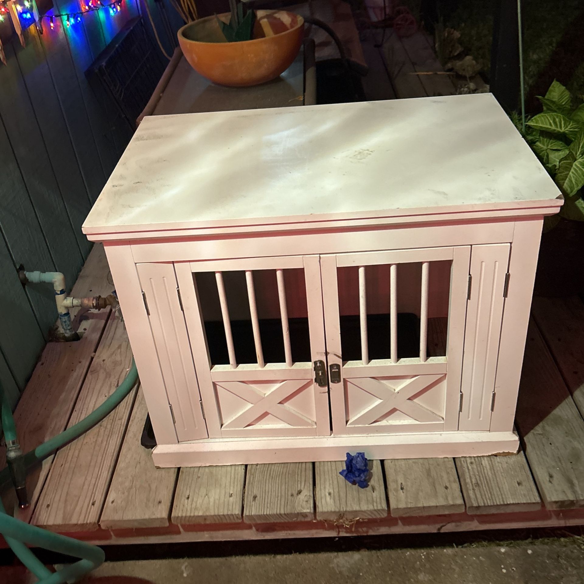 White Dog House For Small To Med Size Dog