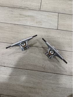 Skateboard trucks