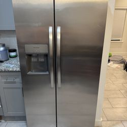 Refrigerador Frigidaire 22.3 Cu. Ft. 33"