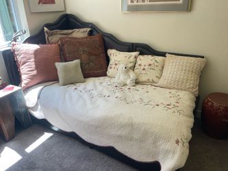 New leather daybed w/2drawers underneath