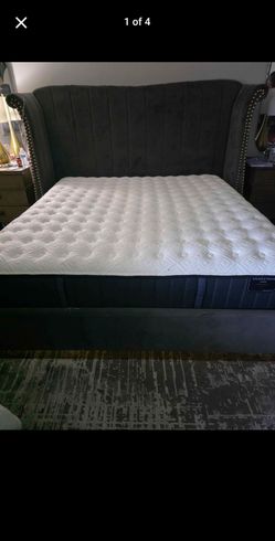 Stearns and Foster mattress and king sz bed