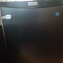 Danby Mini Fridge 4.4 120.Obo