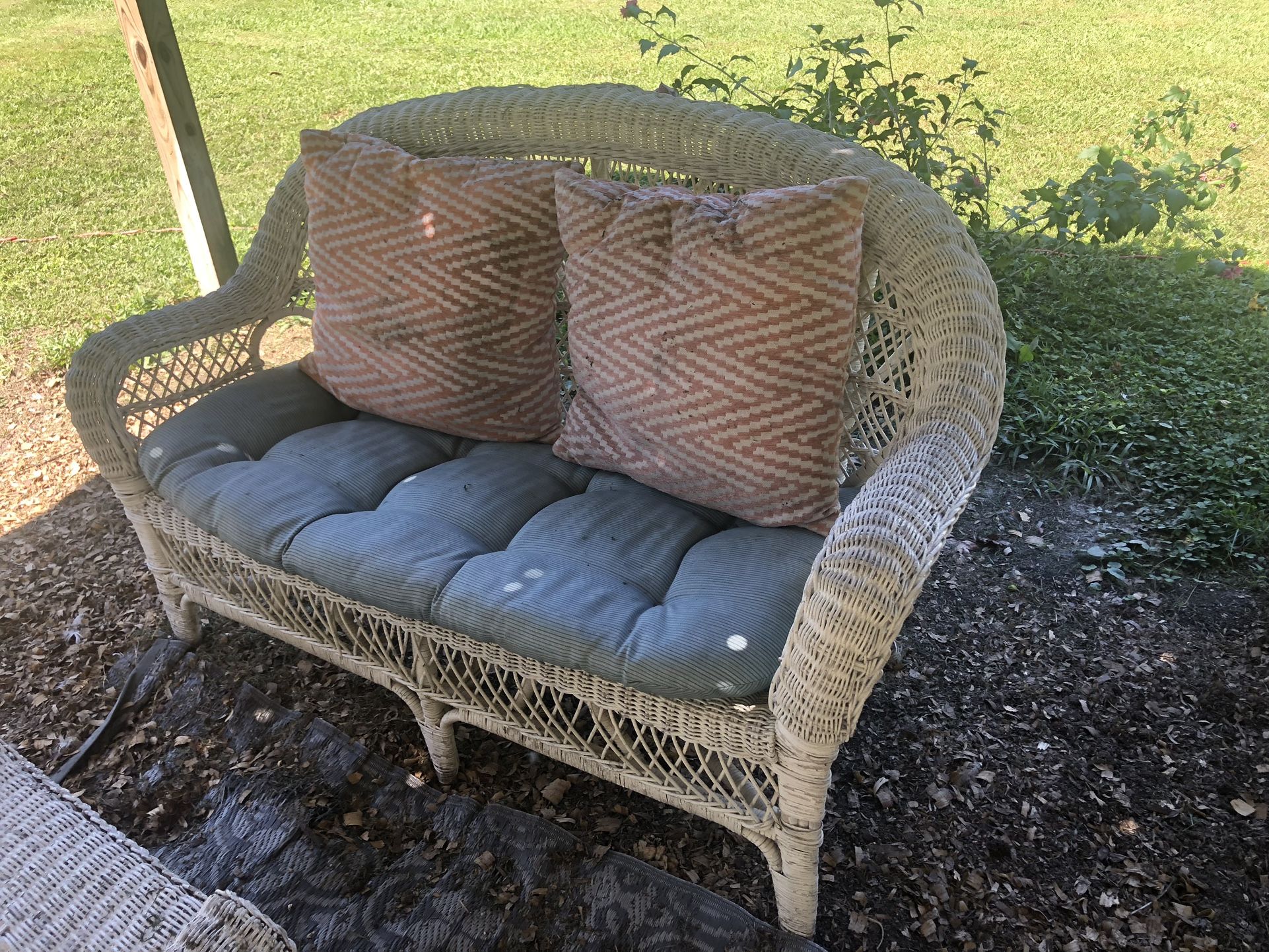 Full Set Of Vintage Wicker Patio Furniture 