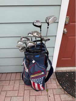 Mens right handed golf club set.  Complete set with golf bag