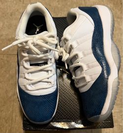 Nike air Jordan retro 11 low snakeskin size 7y