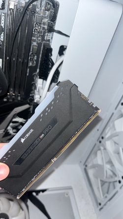 32 GB RAM 2 STICKS RGB  black Corsair Vengeance