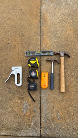 Hand Tool Bundle – Stud Finder, Hammers, Level, Tape Measures & Staple Gun