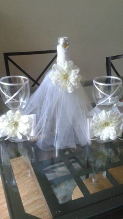 Botella y copas decoradas