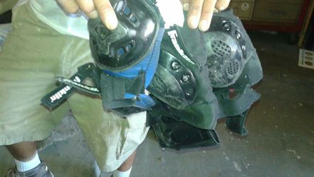 2 pairs of knee pads for roller skating