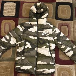 Nike Windrunner Men’s Medium Hooded Puffer Jacket Green Camo Down Fill BV4763-222