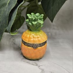 Vintage Hallmark bezel porcelain hinged pineapple 🍍 fruit trinket jewelry box trimmed silver inscription Life is Good on inside of lid there is a lit