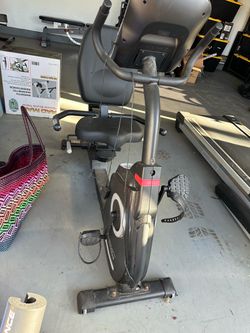 Circuit fitness recumbent exercise bike with workout programs