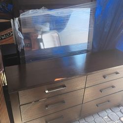 Dresser With Mirror 