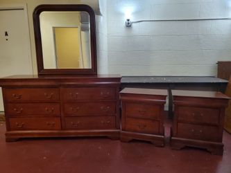 Dresser w Mirror and Nightstands