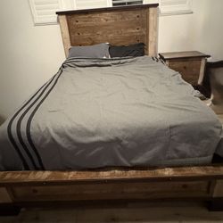 Jerome’s Rustic 3 Piece Queen Bedroom Set.  Great Condition 