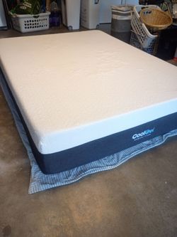 Se vende colchon queen size.  12".  ( memory foam mattress). En la porte TX 77571