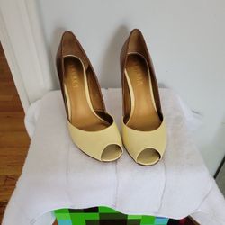 Ralph Lauren
Peep-toe pumps