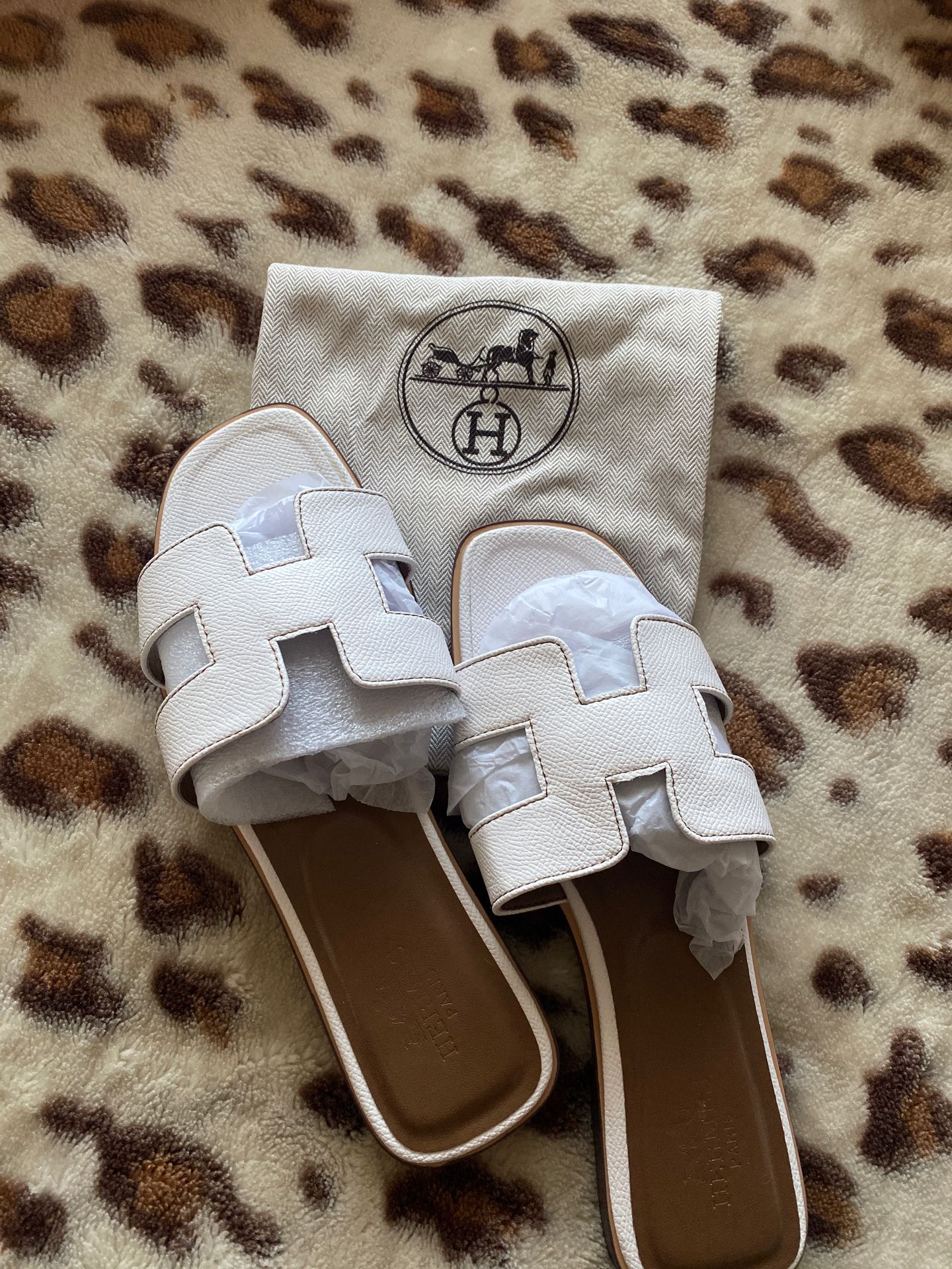 H sandal white