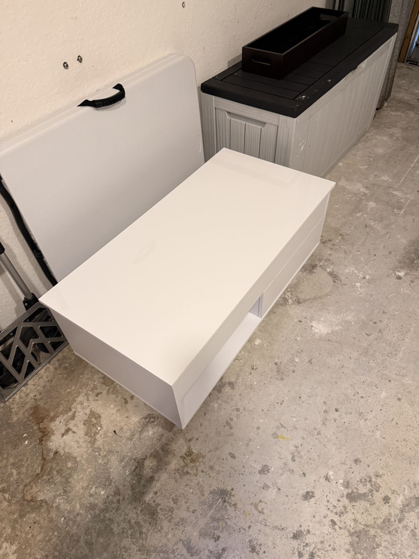 Coffee Table 40” With Lift Top With Modern Look  