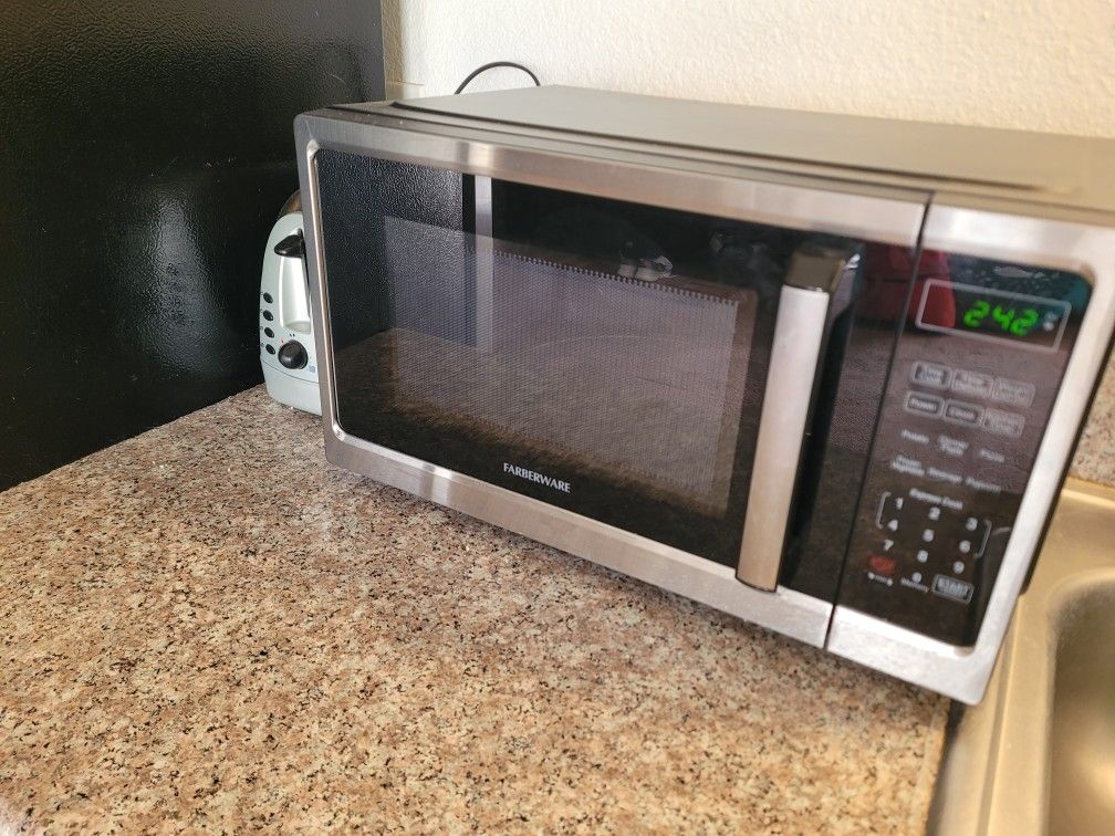 FARBERWARE MICROWAVE. 1 month old. Like new.