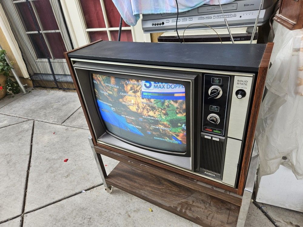 Vintage Mitsubishi TV (1980S)