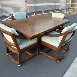 Vintage dining table with chairs on wheels/comedor con sillas con llantas 