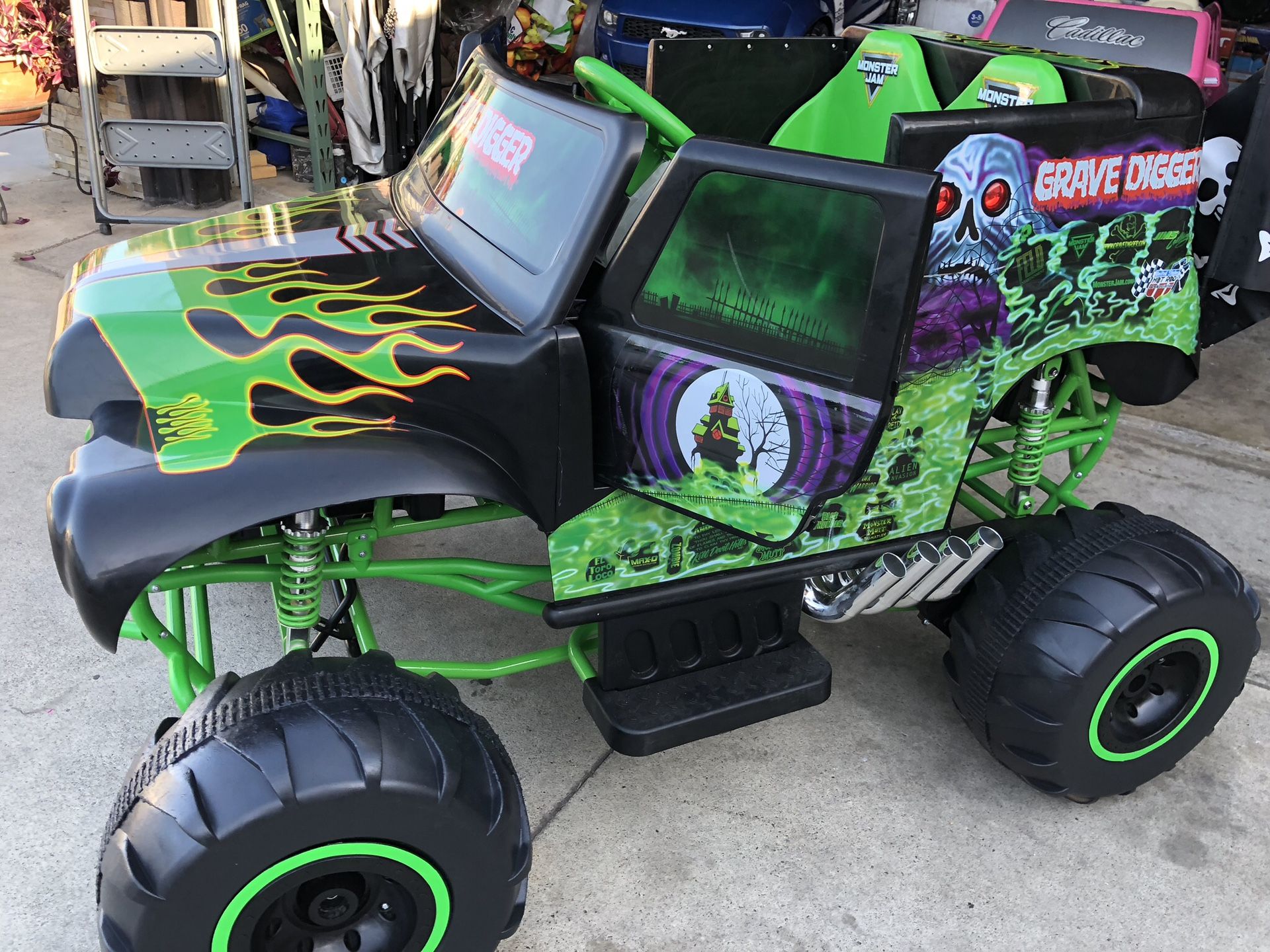 Grave Digger 24volt electric kids ride on cars power wheels for Sale in