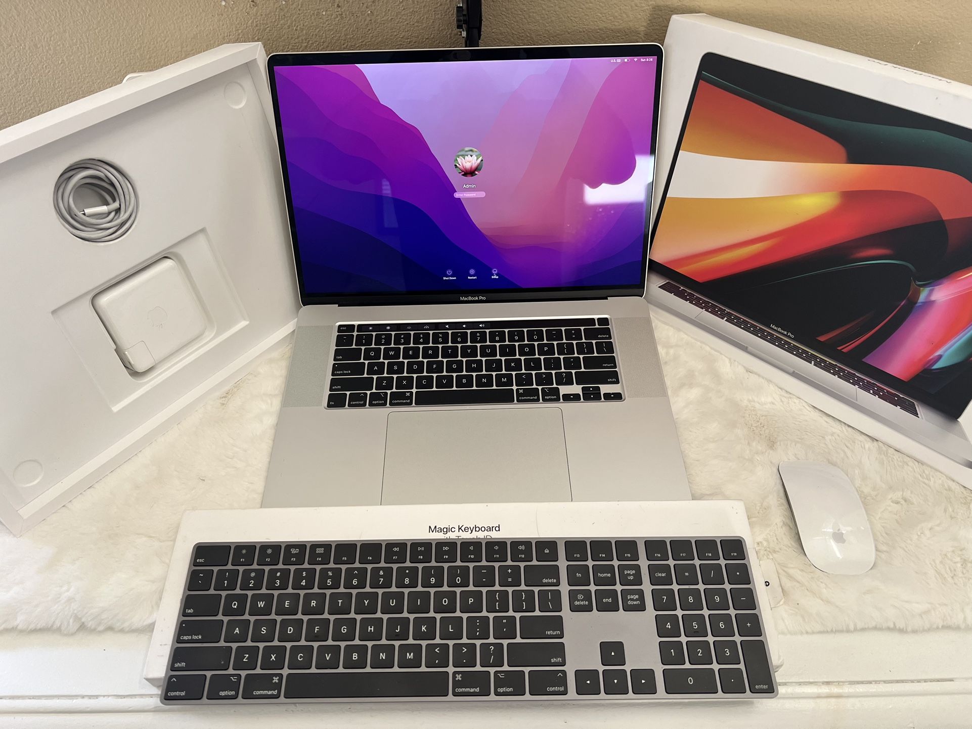 Like New 2019 MacBook Pro 16” 6core I7 16RAM 512HD XTRAS