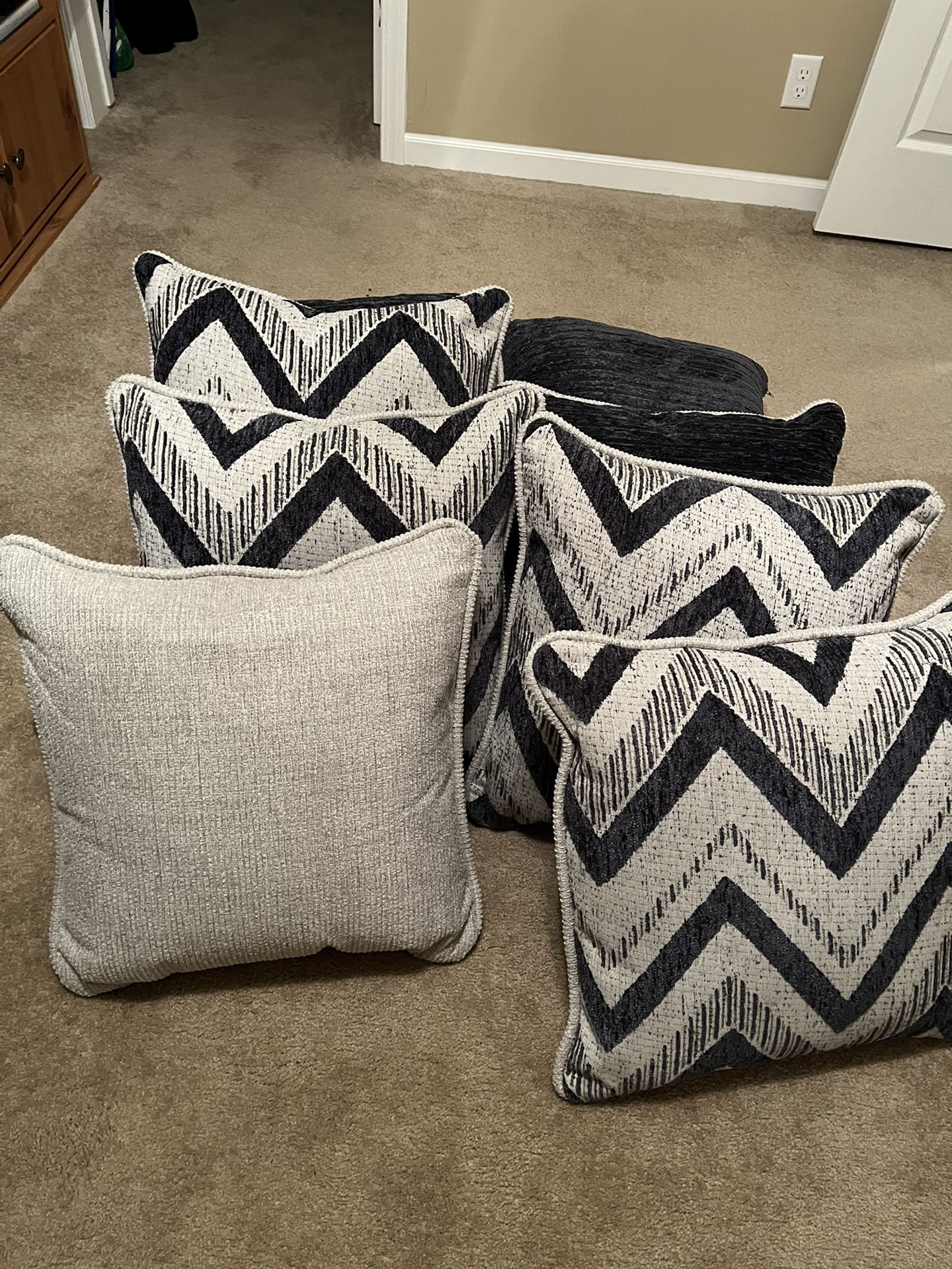 8 NEW pillows from Rooms to go 21” square