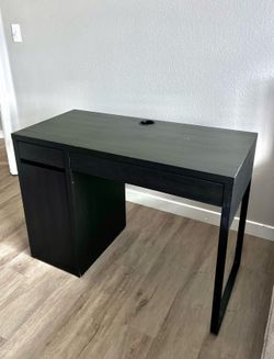 FREE Black IKEA Desk – Computer / Writing Table