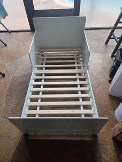Delta Children toddler bed white