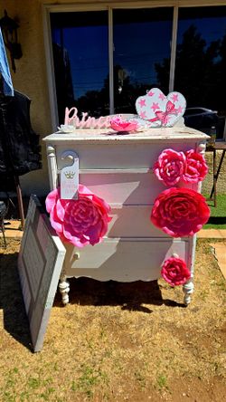 Girls Room items w/ dresser
