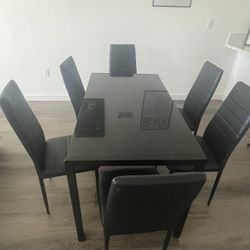 Dining room table w/ Chairs 