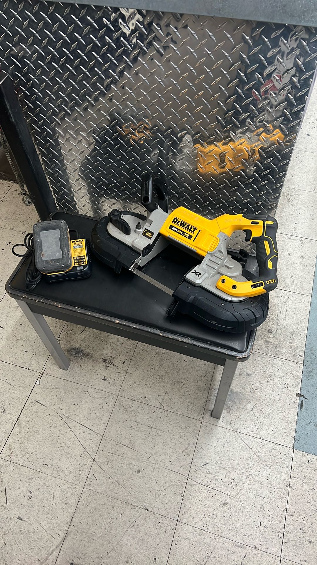 Dewalt DCS374 20v Cordless Deep Cut Band Saw Kit